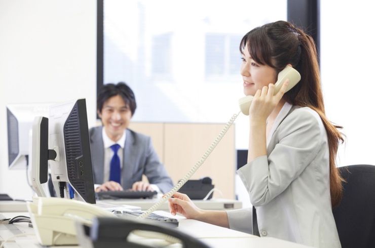 笑顔で対応の女性