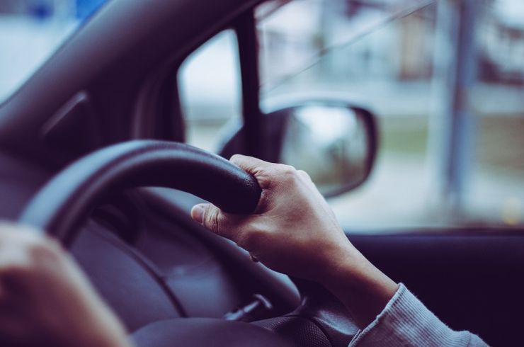 運転する男性の手